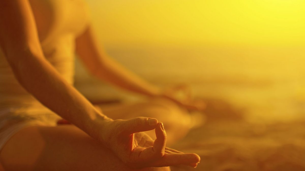 Grounding Vinyasa Yoga-Flow mit Jana im Meditationsraum
