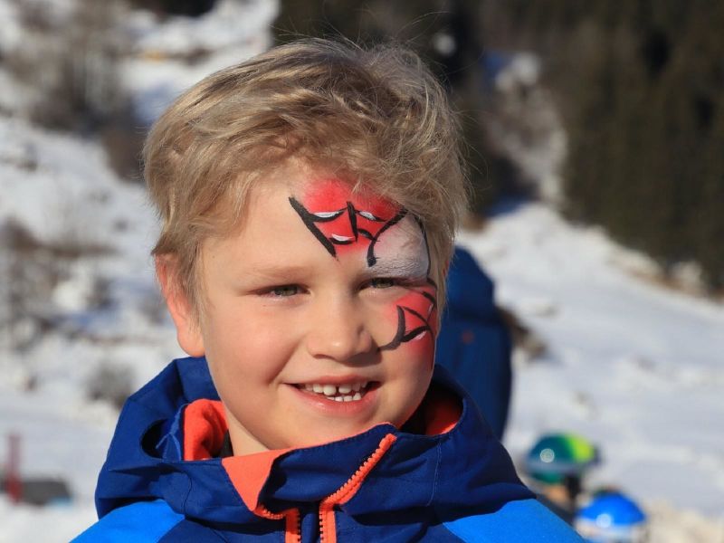 "Plai a mi" program: face painting for children in Brigels
