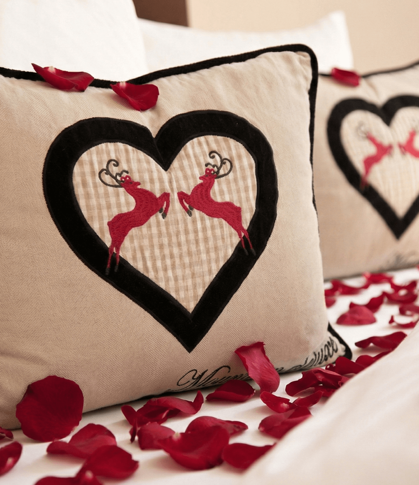 Romantische Geste: Rosendekoration auf dem Zimmer