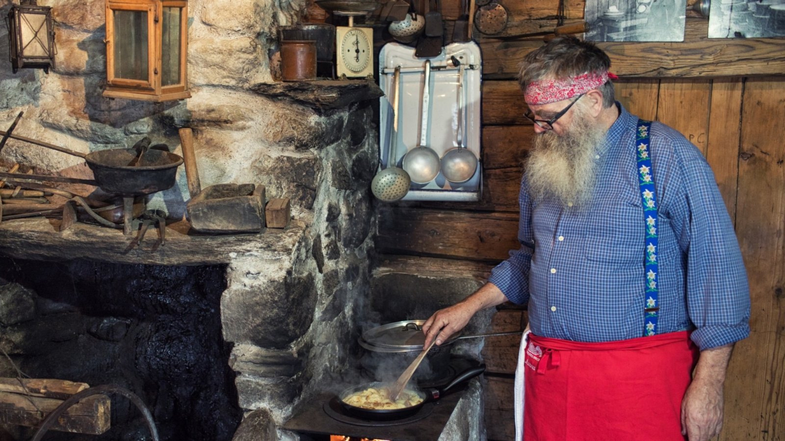 Tegia Rasuz - Grandfather cooks in Brigels 