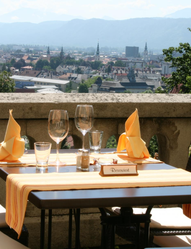 Pleasure experience at the Schweizerhaus. Reserve table