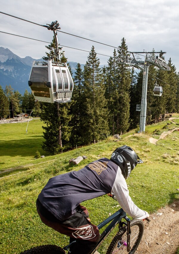 Ascent and descent with the Muttereralmbahn cable car image