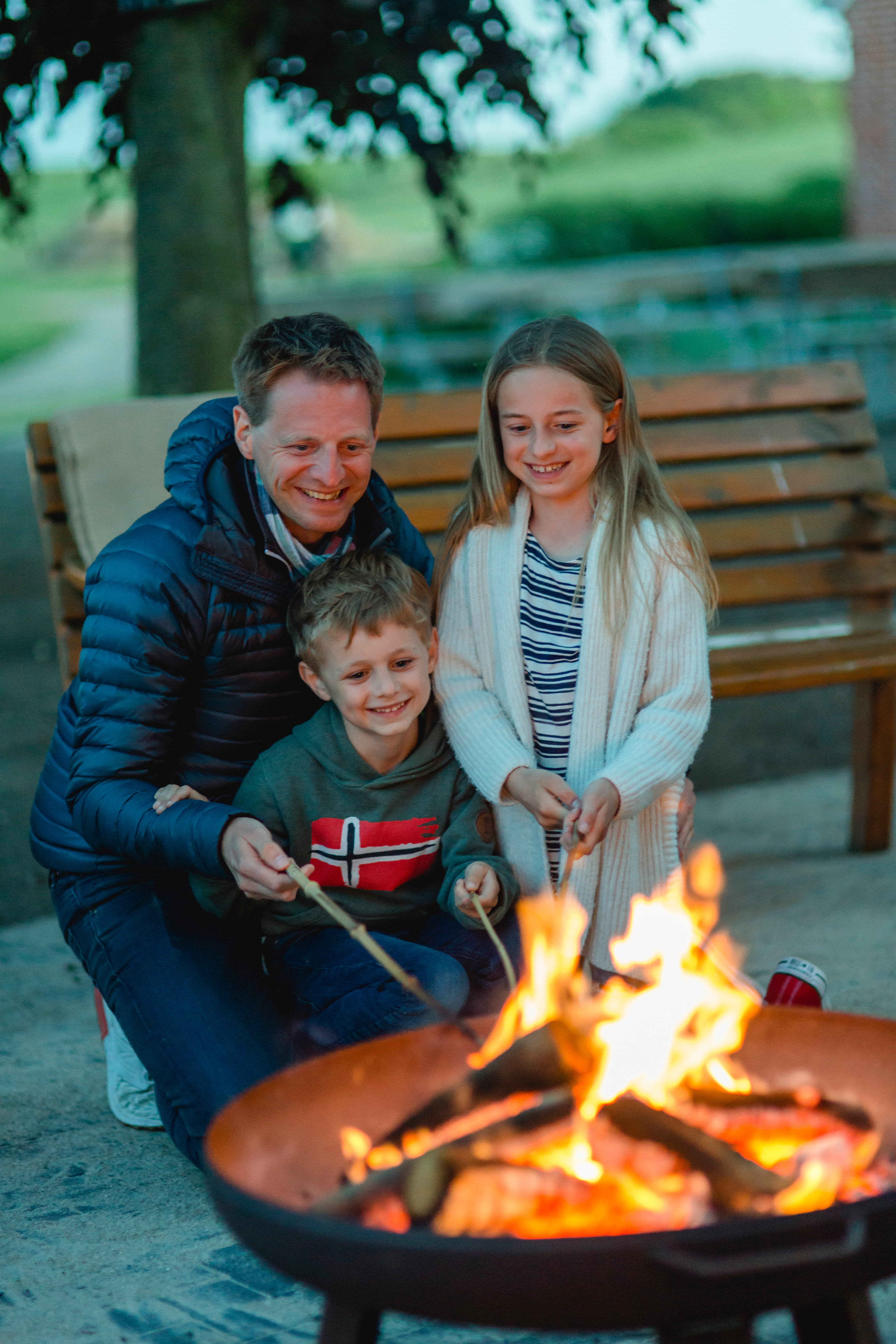 Easter campfire with bread on a stick, sparkling wine and a free drink