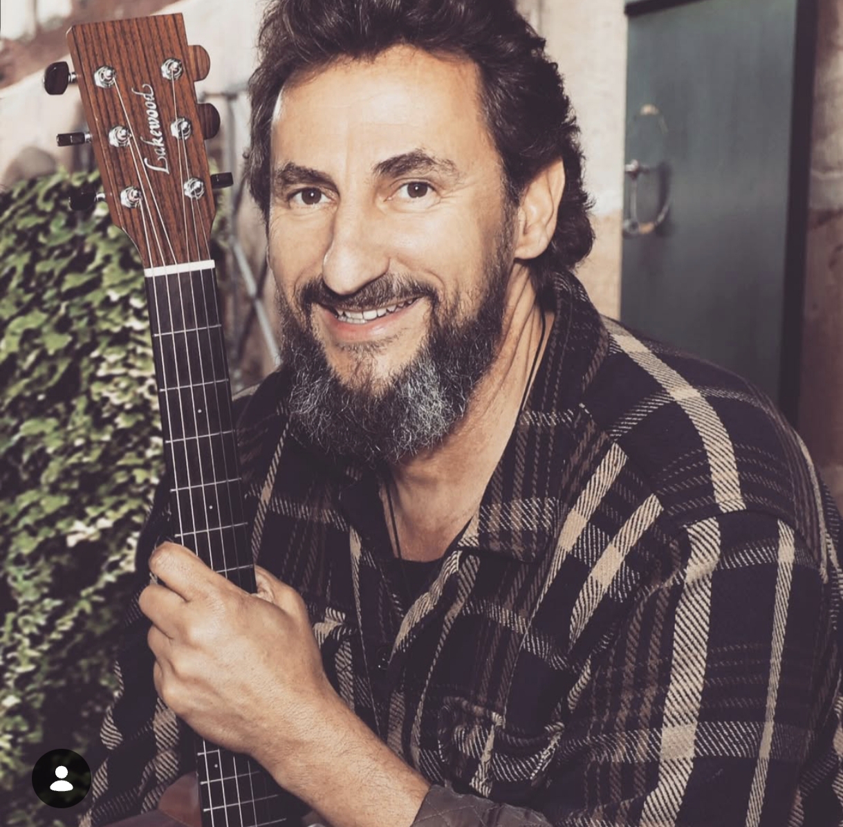 March 24
Burgers & music with Klaus Mallon