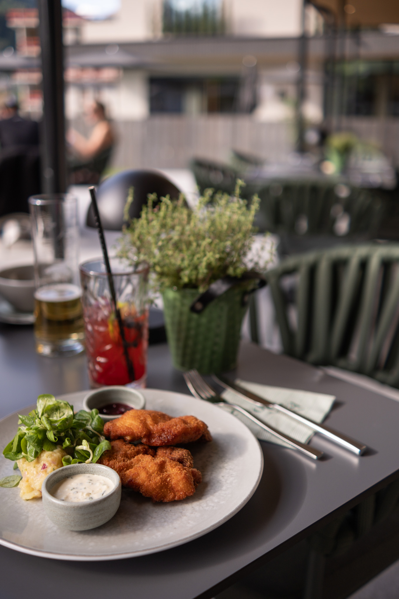Zwoelva Restaurant & Bar