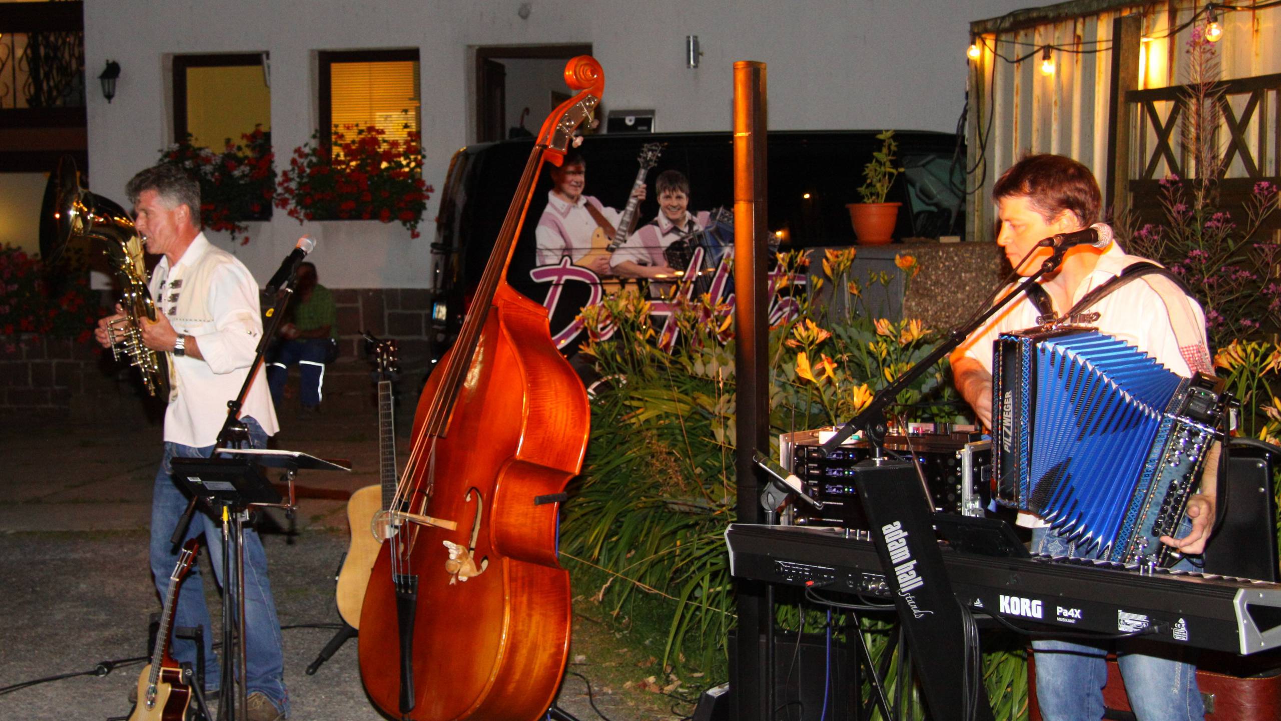 Exclusive Hutzen evening for groups with the band 'De Hutzenbossen'