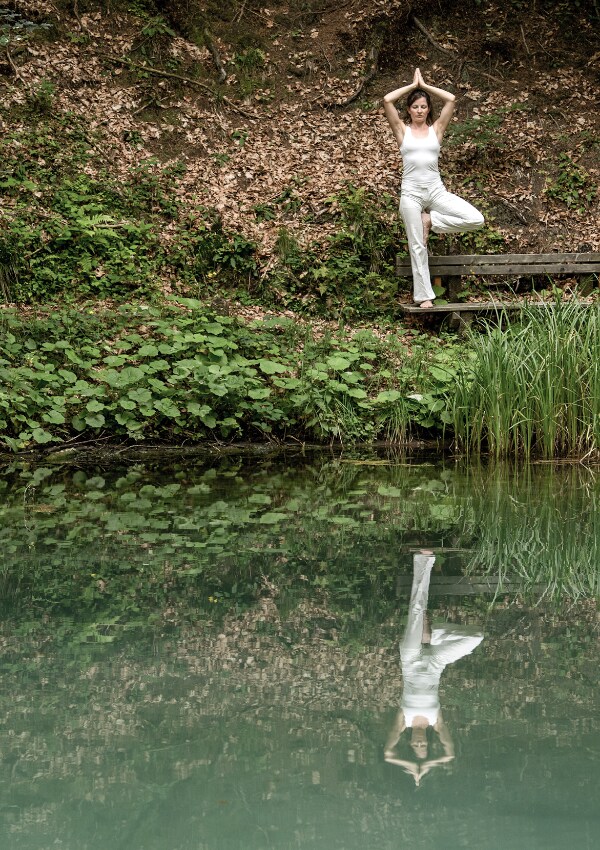 Yin Yoga im Yogaraum oder am Walddeck