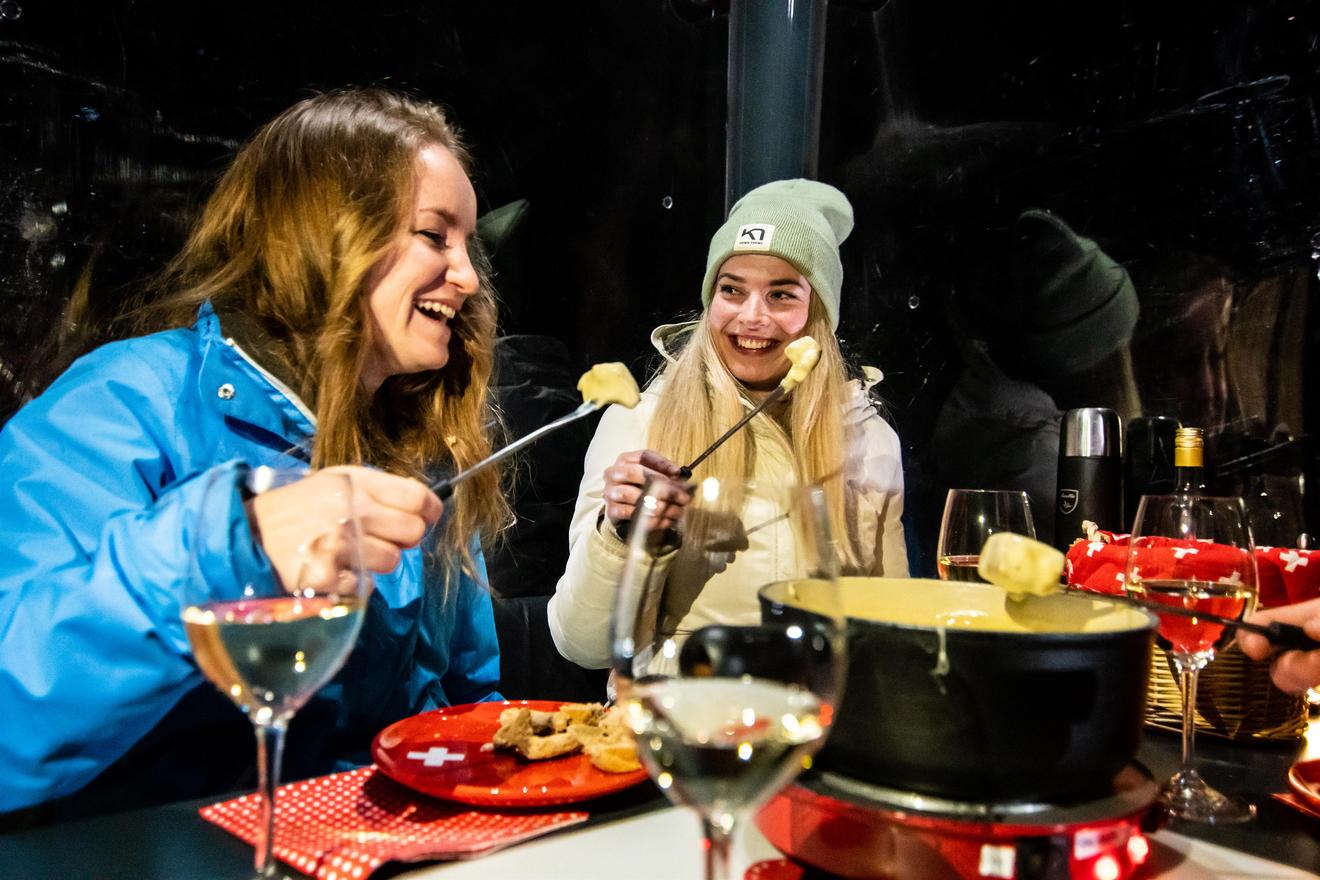 Fondue gondola ride: enjoyment over the lights of Saas-Fee
