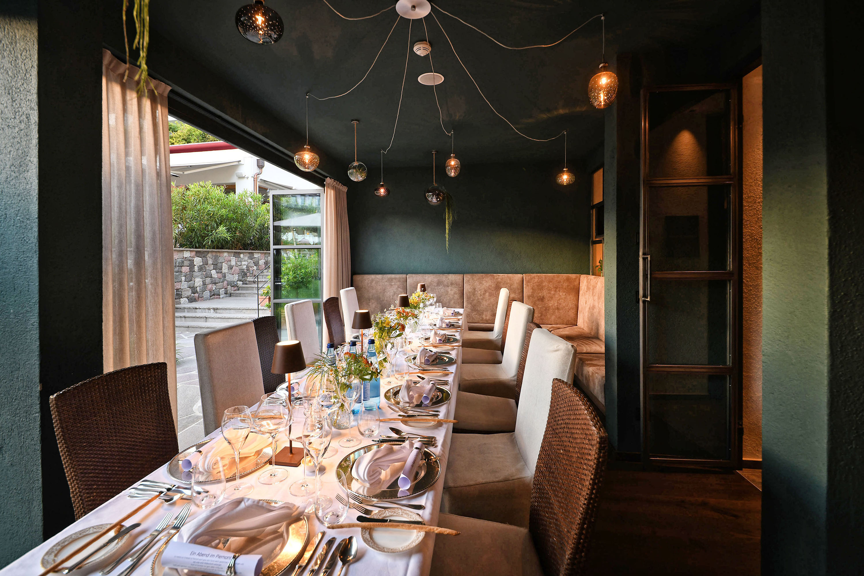 Longtable in the garden restaurant