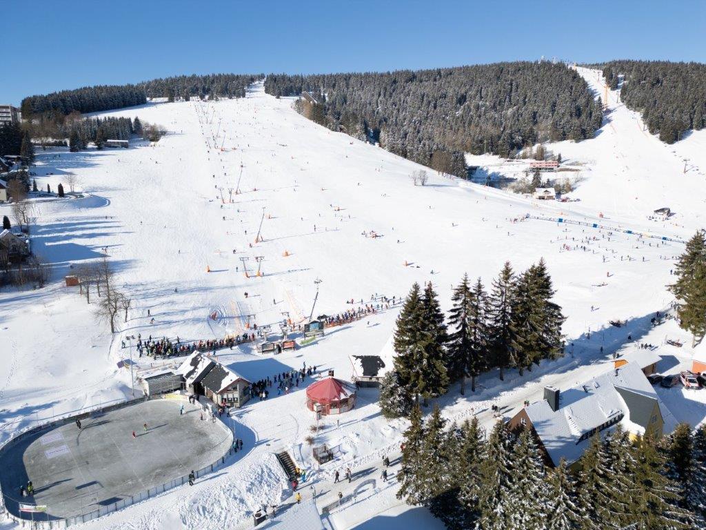 350m zu Fuß vom Hotel auf die Piste am Fichtelberg