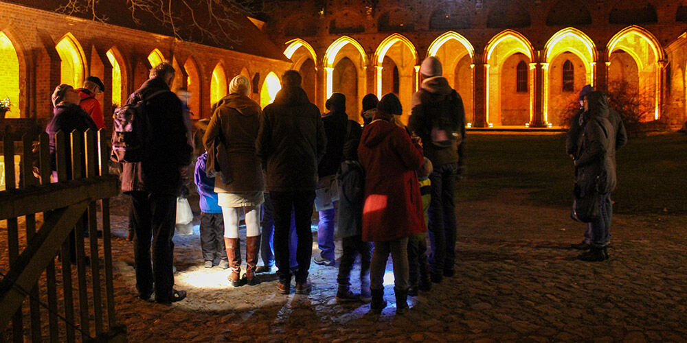 Funzelführung – abends im Kloster