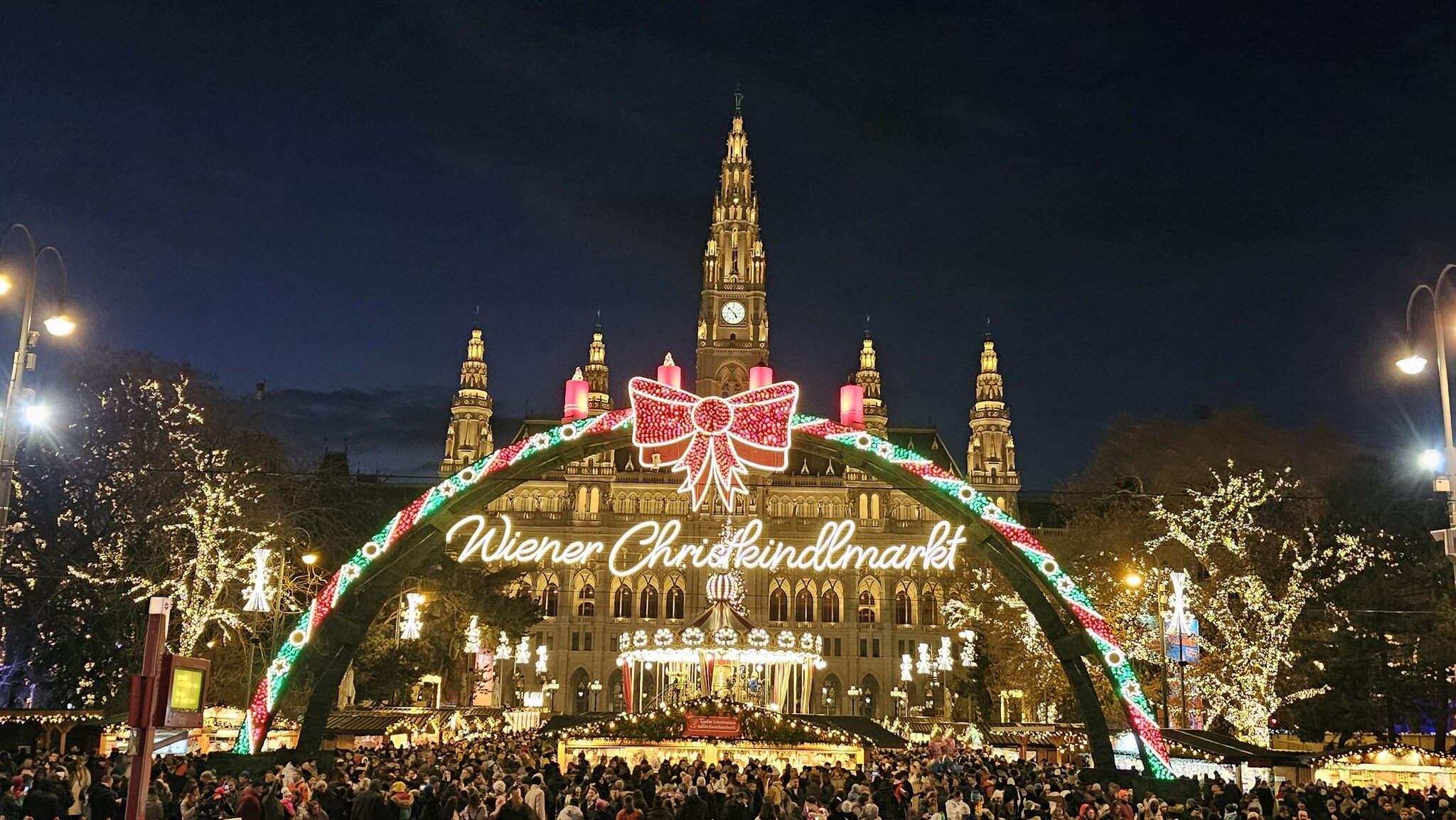 Christmas market on Rathausplatz