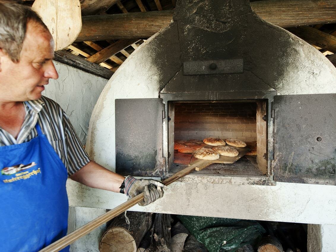 Farmhouse bread experience at the Untereggerhof