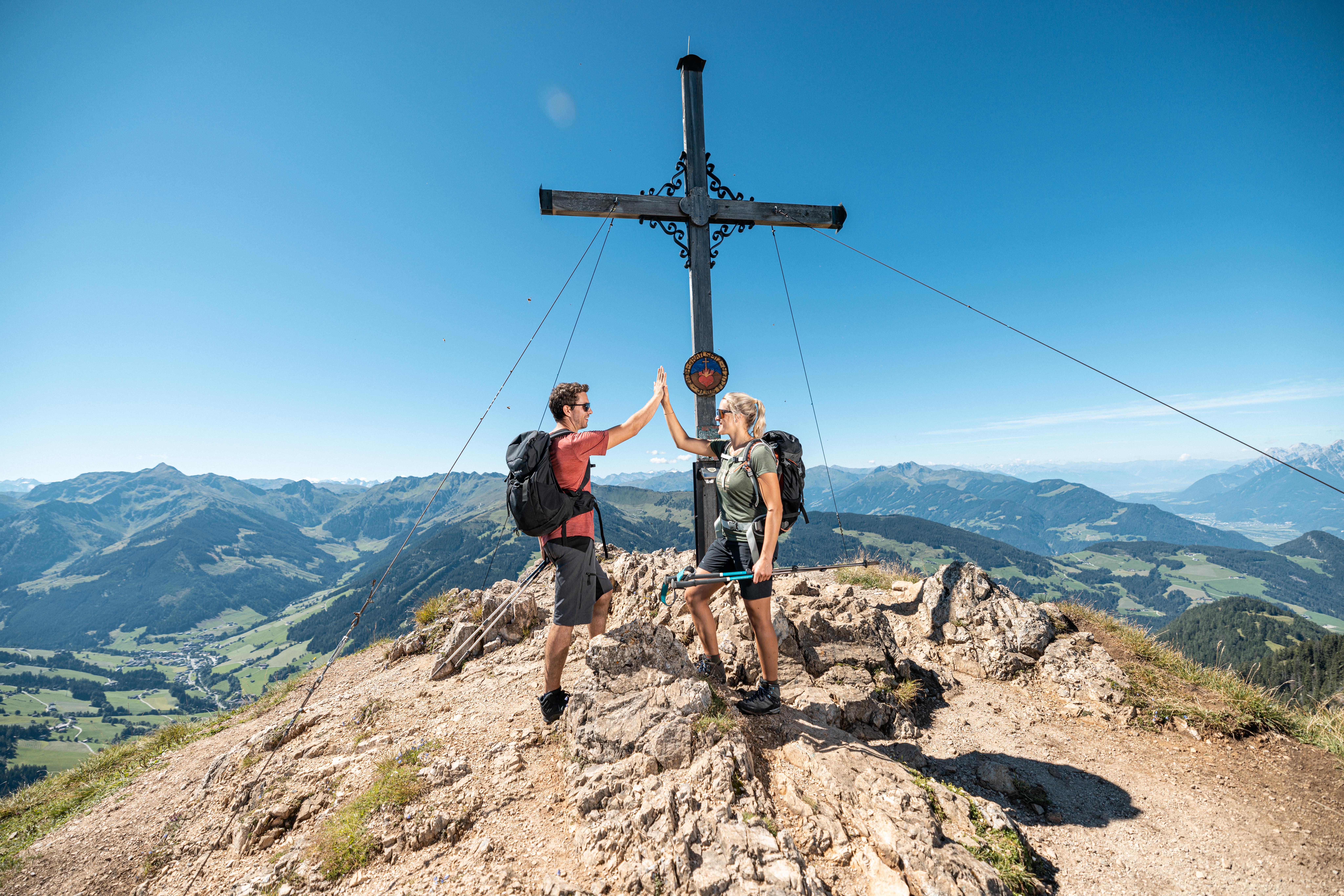 Summit happiness with our mountain expert Karin: medium-difficult mountain tour for explorers