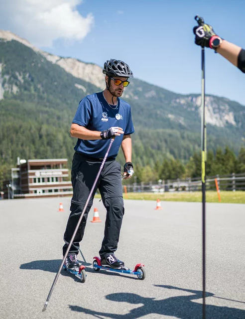 COURS D'ESSAI DE SKI À ROULETTES image