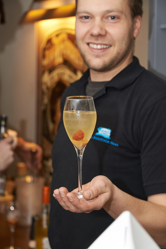 Sundowner on the rooftop terrace – an exclusive way to wind down with a view of the Elbe