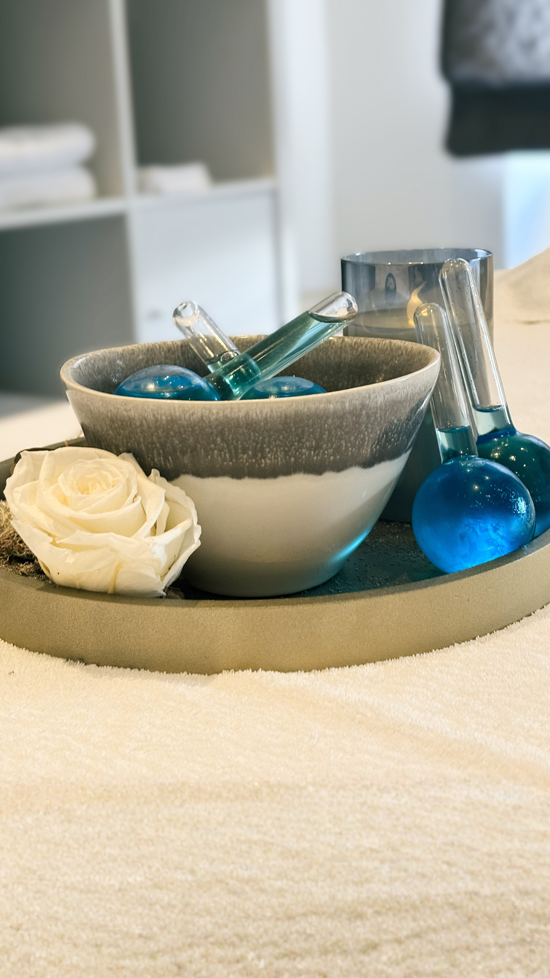 Massage mit kühlenden Aquakugeln