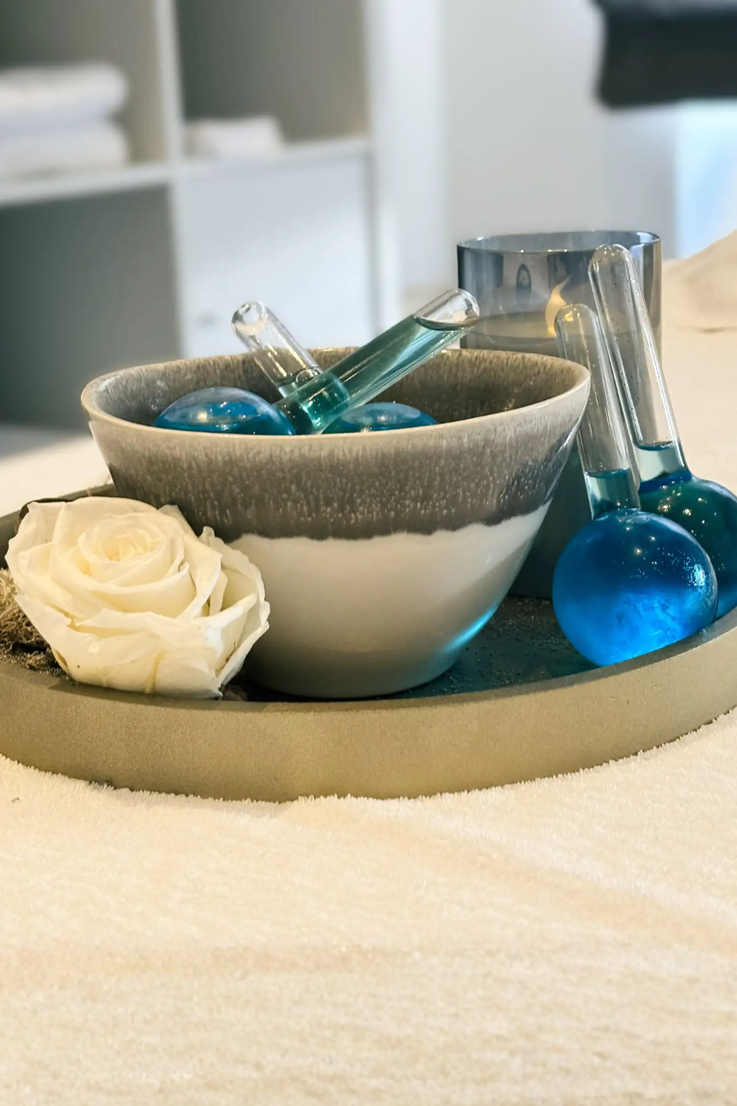 Massage mit kühlenden Aquakugeln
